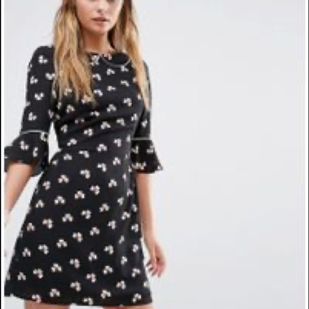 Peter Pan collar clover print dress.
